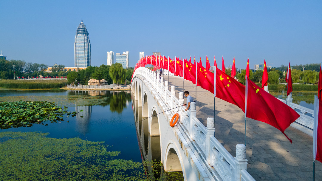 ​​金秋送爽迎华诞 千面红旗映罗庄​​